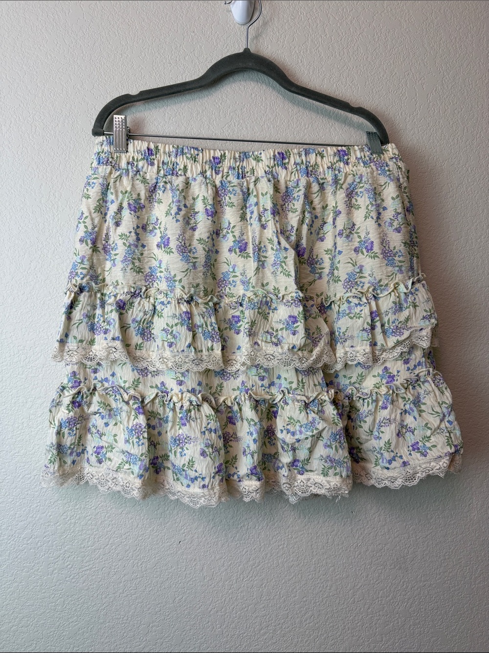 Bridgerton Floral Tiered Ruffle Skirt in Cream‎ and Lavender Size Large - Picture 4 of 9